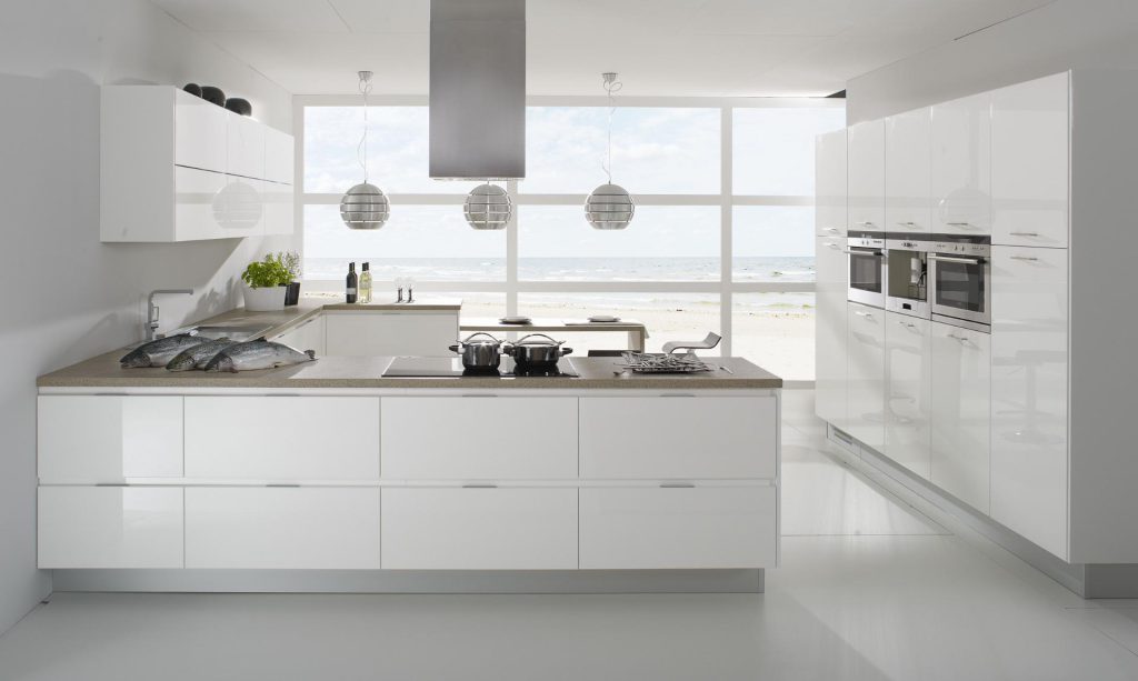 طرح کابینت آشپزخانه هایگلاس سفید با اپن جزیره